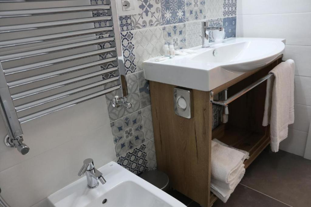 Bed and Breakfast Residenza La Reggia Казерта Экстерьер фото